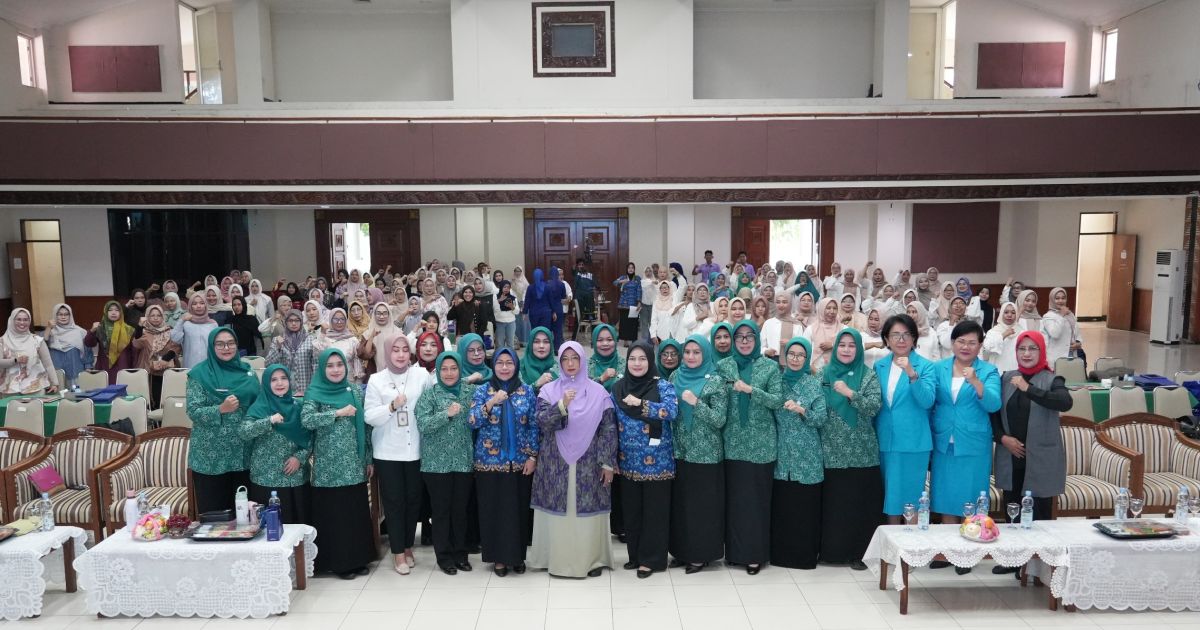 Ketua TP PKK Kabupaten Bandung,  Emma Dety (tengah), berfoto bersama seusai membuka kegiatan  Kapasitas Organisasi Perempuan melalui Pelatihan Tata Rias (Beauty Class) di Gedung Mochamad Toha, Soreang, Rabu, 17 Juni 2026. (Foto dok Diskominfo).