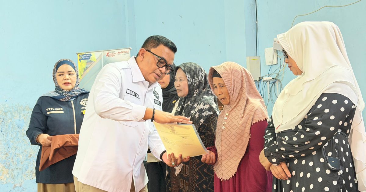 Serahkan 205 Sertipikat Elektronik PTSL di Desa Ancolmekar Arjasari, Kakan BPN Kabupaten Bandung: Melindungi Hak Milik dari Sengketa.