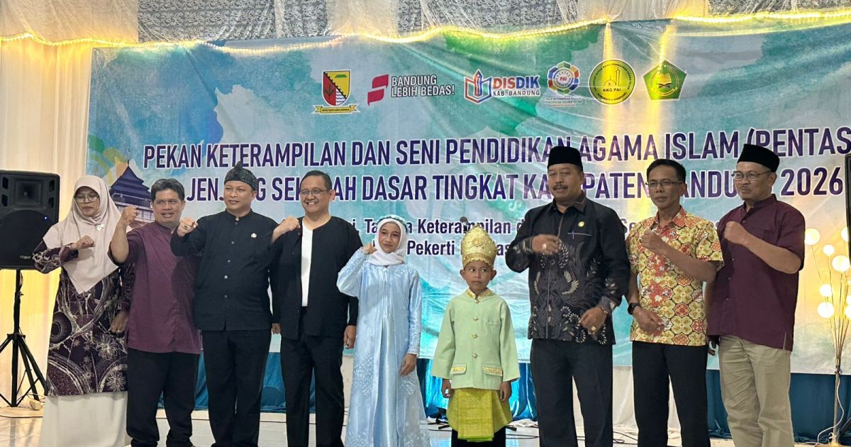 Kadisdik Kabupaten Bandung, Asep Kusumah (ke 4 dari kiri) berfoto seusai menutup Pentas PAI SD Tingkat Kabupaten Bandung yang digelar di SDN Nagreg, Kamis 18 Juni 2026. (Foto dok).