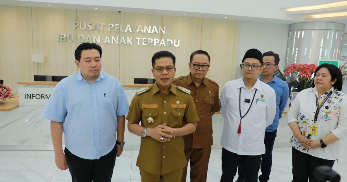 Bupati Bandung Dadang Supriatna menjenguk salah satu warganya yang menjadi korban penyekapan dan penganiayaan. Kini sedang dirawat intensif di Rumah Sakit Hasan Sadikin  Bandung. ( Foto dok Diskominfo).