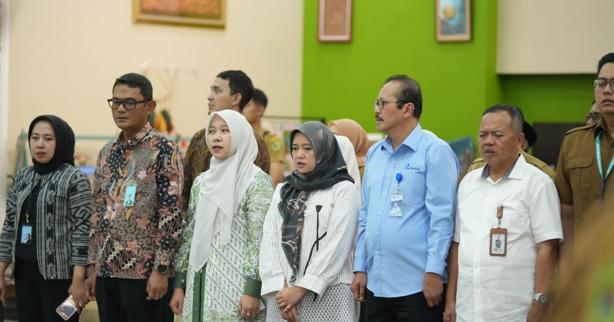 Direktur Utama Perumda Air Minum Tirta Raharja H.A. Teddy Setiabudi ke 5 dari kanan, saat rapat bulanan Pemda Bandung.