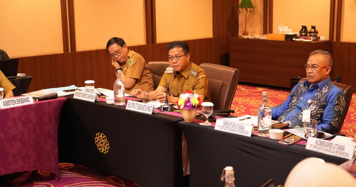 Bupati Bandung Dadang Supriatna menghadiri Rapat Umum Pemegang Saham (RUPS) PT BPR Kertaraharja Tahun Buku 2025 di Hotel Grand Sunshine Soreang, Senin 22 Juni 2026.(Foto Diskominfo).