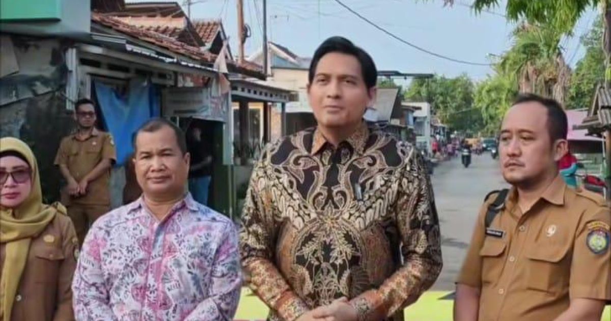 Bupati Indramayu, Lucky Hakim (tengah), meninjau lokasi pembangunan jalan di sejumlah titik di Indramayu. (Foto Lilis).
