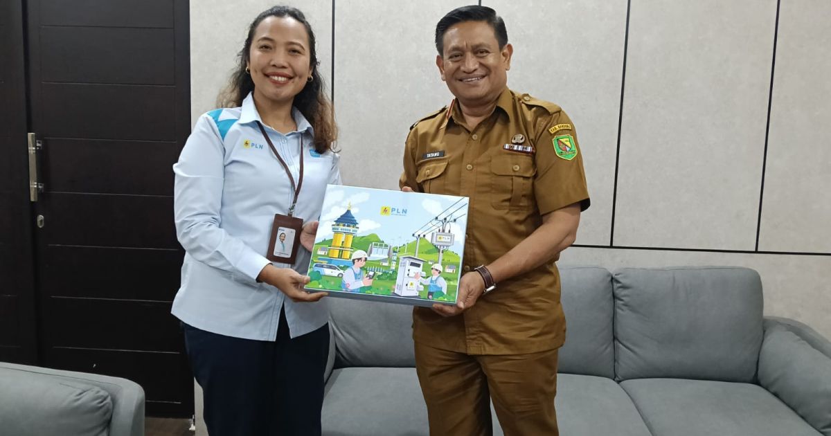 Assistant Manager Niaga dan Pemasaran, Grisna Bulan Girsang dan Kepala Bapenda Kabupaten Bandung, Tatang Kusmawan. (Foto dok).