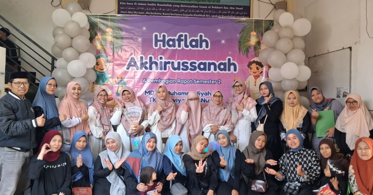 Guru dan orang tua siswa MDTU Muhammadiyah An Nur IV berfoto usai acata Haflah Akhirussanah  dan Pembagian  Rapor Semester 3, Sabtu 27 Juni 2026. (Foto Sopandi).