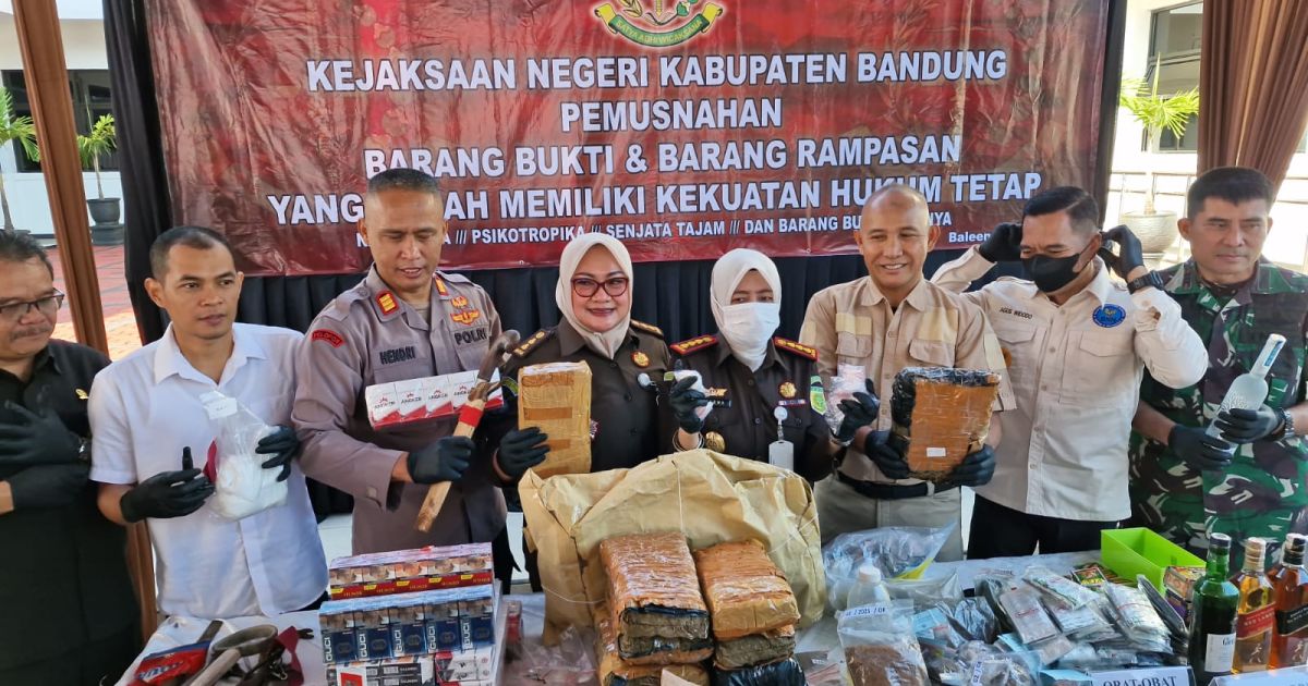 Kejari Kabupaten Bandung memusnahkan barang bukti dari ratusan perkara pidana yang telah berkekuatan hukum tetap atau inkrah.