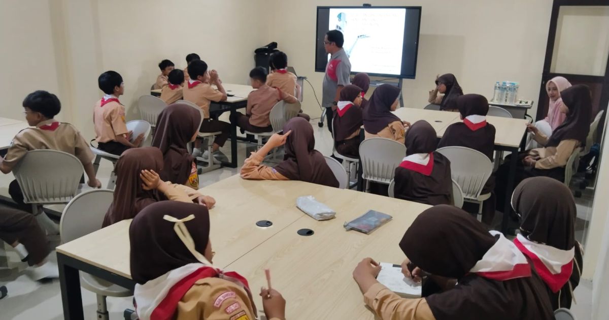 Siswa SD IT Fithrah Insani 3 dikenalkan pada Sains dan Teknologi, Pelatihan Perakitan Robot Mobil berbasis panel surya.