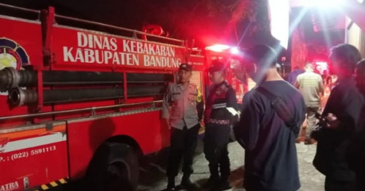 Armada dari Damkar di lokasi kejadian kebakaran di Cimaung, Kamis 2 Juli 2026, malam.