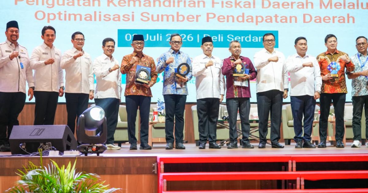Ketua Harian  APKASI, Dadang Supriatna (ketiga dari kiri).