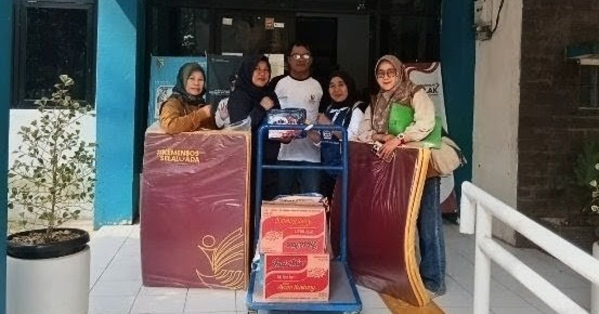 Korban kebakaran Sekretariat Forwaci Cimaung mendapat bantuan dari Bupati Bandung melalui Dinsos.