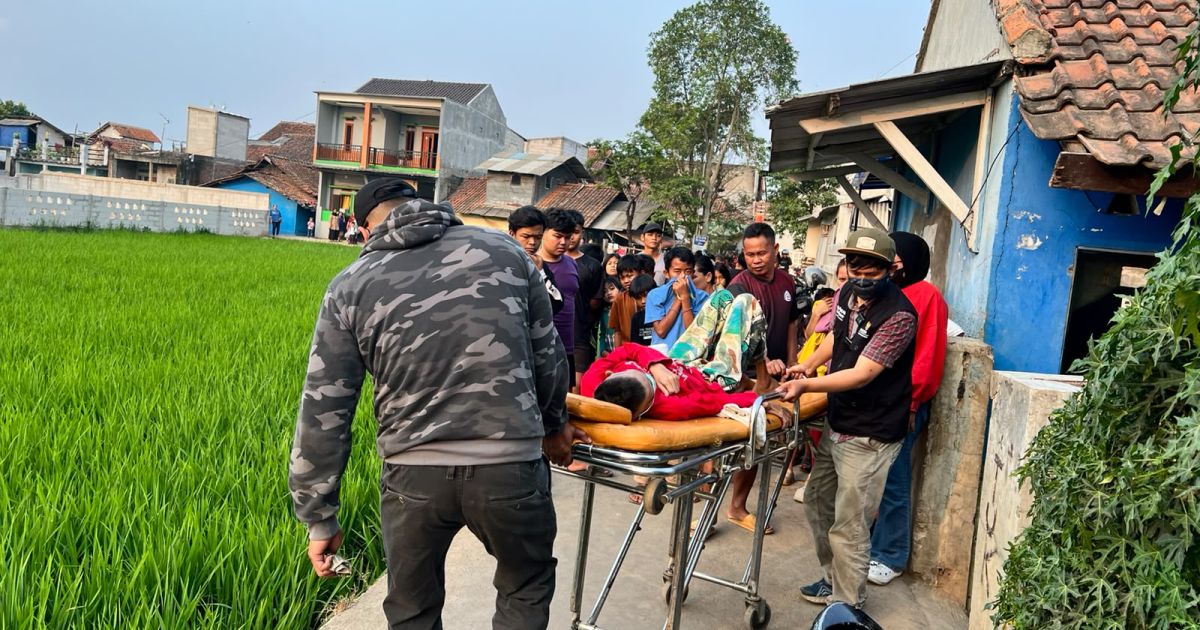Tim BAZNAS Kabupaten Bandung mengevakuasi seorang penderita TBC dari ruang sempit.