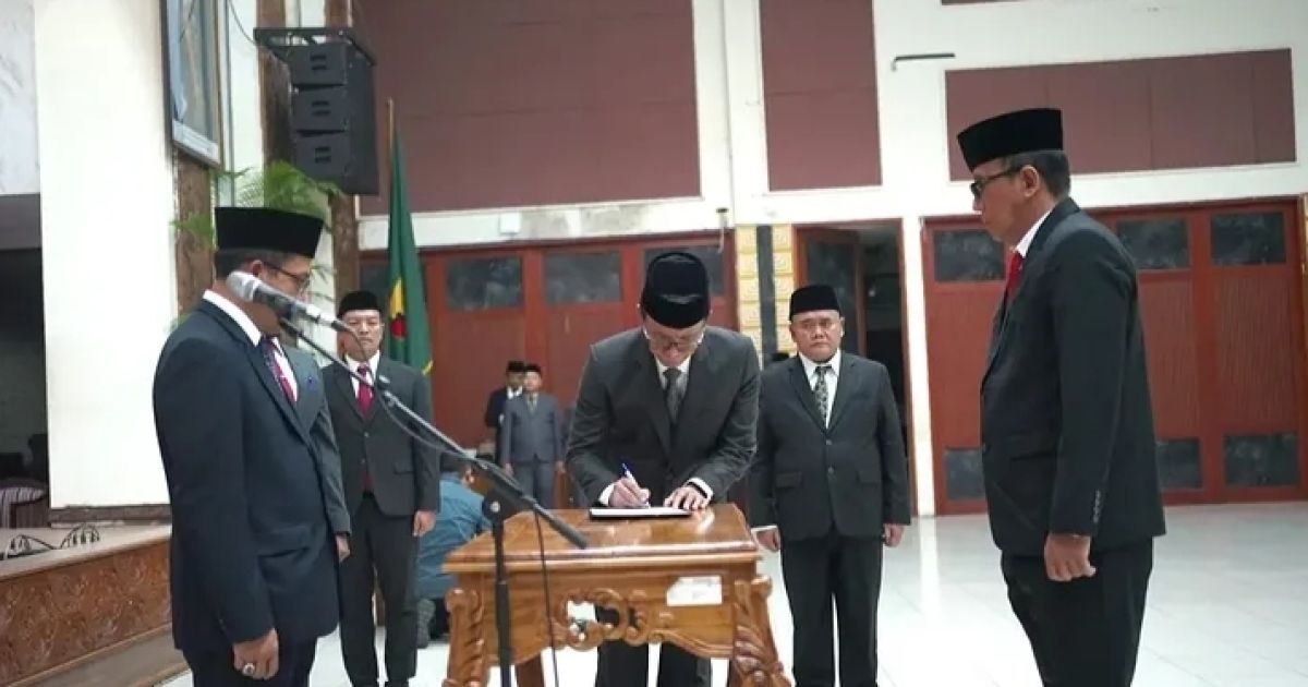 Bupati Bandung Dadang Supriatna melantik 4 Pejabat Eselon II di lingkungan Pemda Bandung.