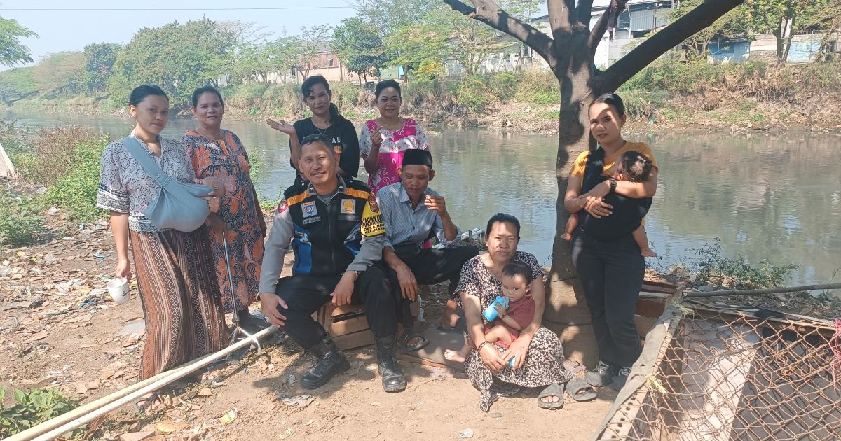 Bhabinkamtibmas Polsek Margaasih Imbau warga tidak membuang sampah ke Sungai Citarum.oh