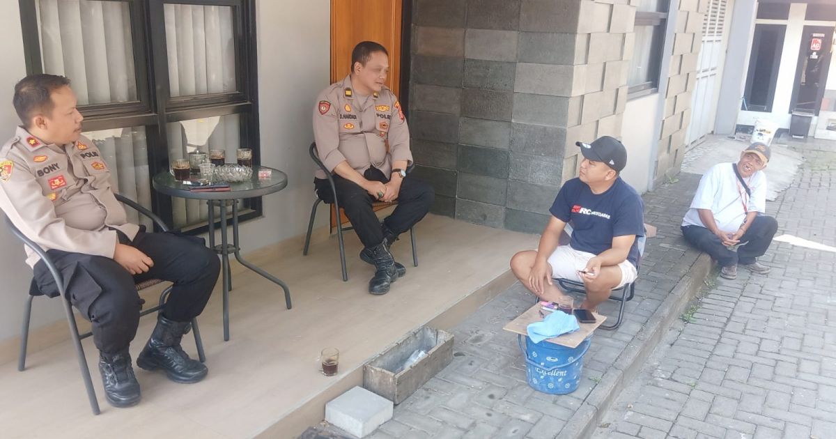 Kapolsek Margaasih Kompol Bony Yuniar, A.A.,S.IP., M.H. (kiri) saat melaksanakan patroli lingkungan.