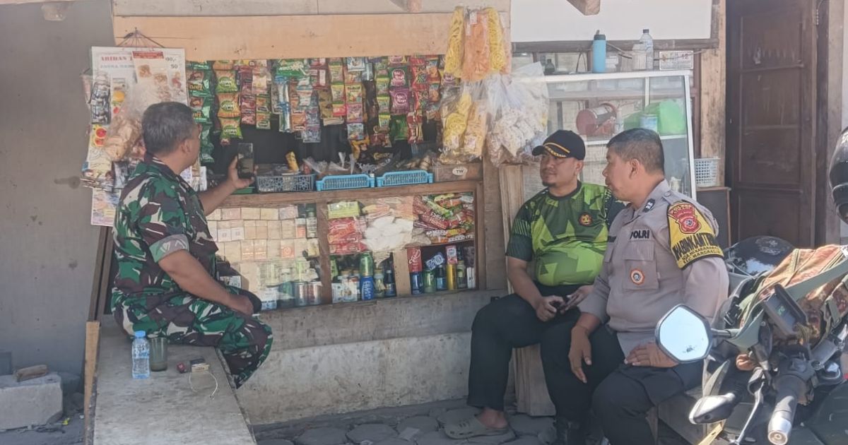 Bhabinkamtibmas Desa Mekarrahayu sambang warga.(Foto Hida Linggaraja).