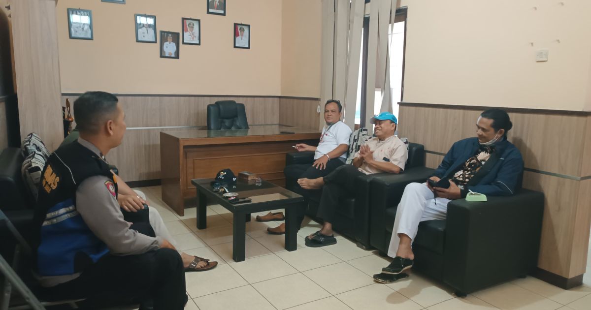 Silaturahmi Bhabinkamtibmas dengan Desa Nanjung. (Foto Hida Linggaraja).