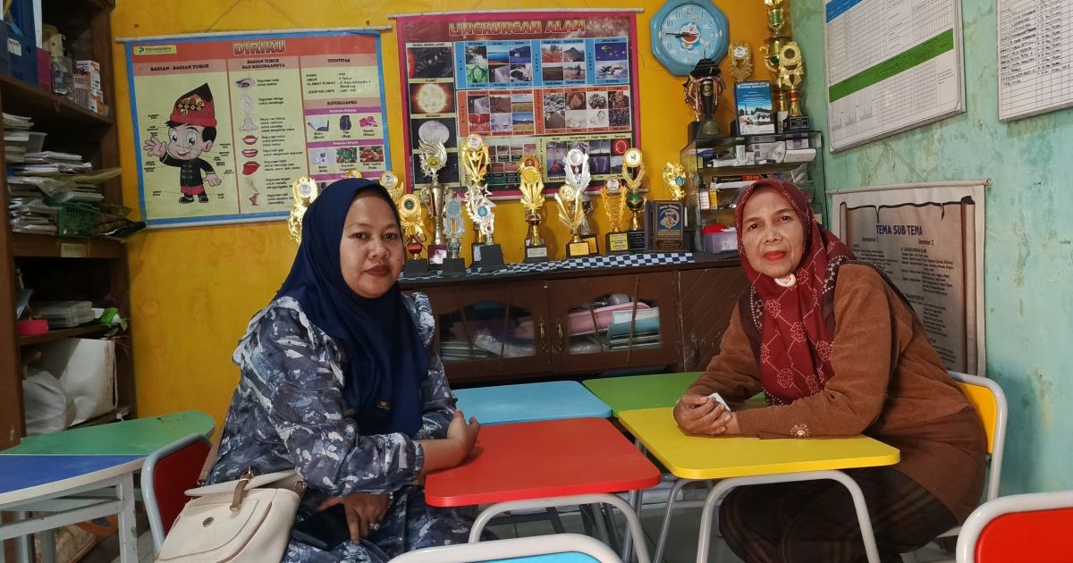 Pengurus PAUD Anggrek 11 Margahayu mengaku lega, setelah sempat digembok  kini bisa proses belajar mengajar lagi. (Foto Sopandi).