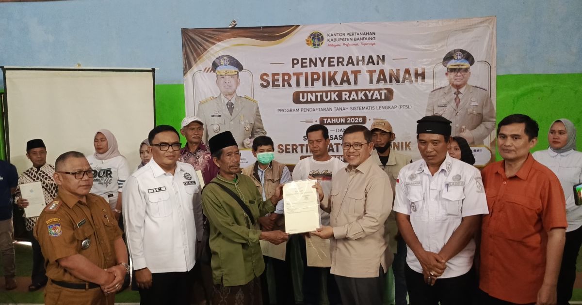 Serahkan 1000 Sertipikat  PTSL di Kecamatan Paseh, Kepala BPN: Berikan Kepastian Hukum dan Tingkatkan Nilai Ekonomi Tanah