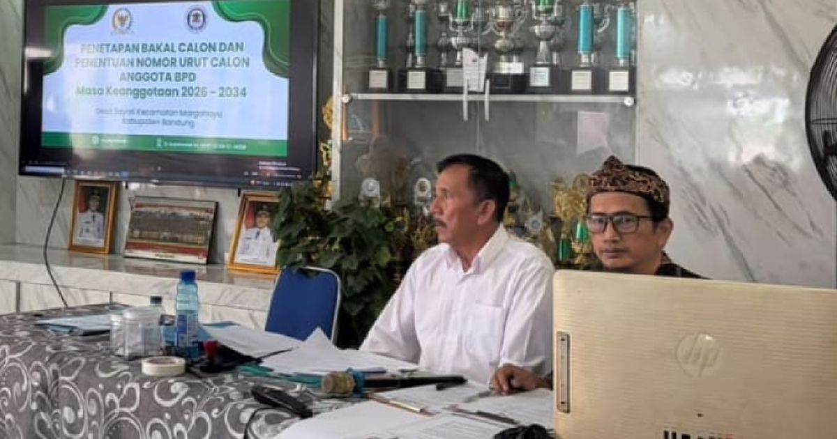 Sekretaris  PPABPD Desa Sayati Yana Sumarna (kanan).