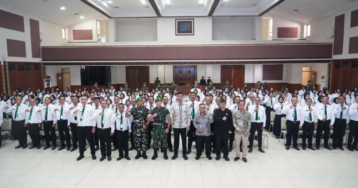 Wabup Bandung Ali Syakieb berfoto seusai membuka Orientasi PPPK di lingkungan Pemkab Bandung, di Gedung Moh. Toha Soreang, Kamis 16 Juli 2026.