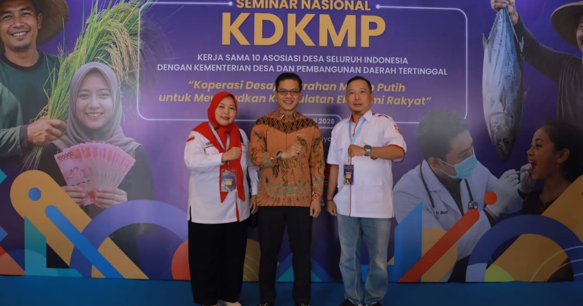 Bupati Bandung , Dadang Supriatna (tengah).