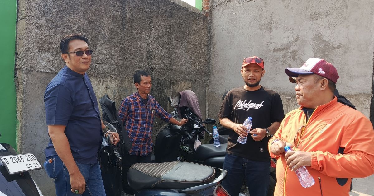 Melalui Padat Karya Kepala Desa Mekarrahayu Margaasih  Ajak Warga Wujudkan Lingkungan Sehat dan Nyaman