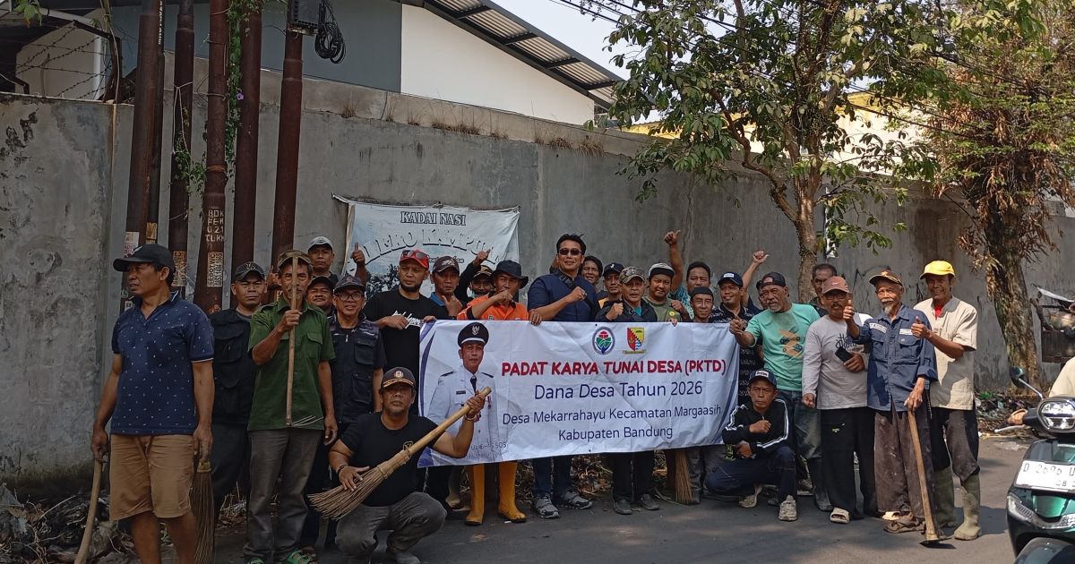 Padat Karya Libatkan Puluhan Warga, Lingkungan Desa Mekarrayu Dibersihkan