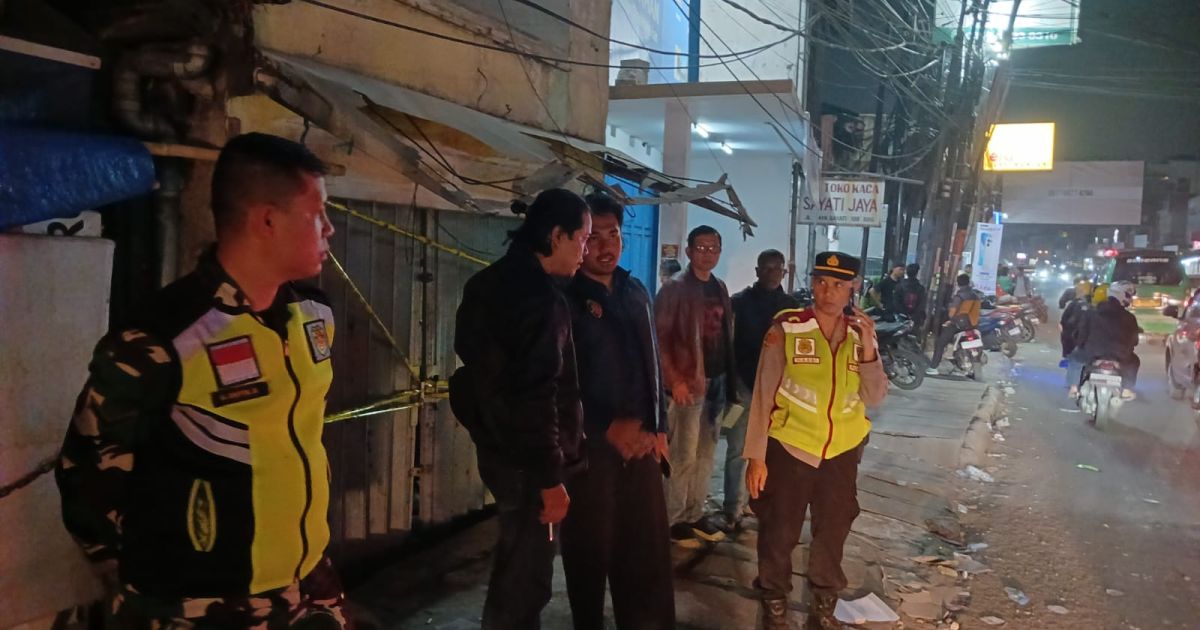Aparat kepolisian di lokasi kejadian insiden antara komunitas ojek online dan oknum debt collector di Jalan Kopo Sayati, Margahayu, Jumat (17/7/2026).