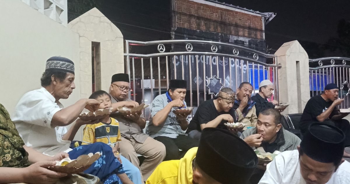 Silaturahmi Makin Erat, Jamaah DKM Al-Haq Margahayu Gelar Botram Menu Balado Entong