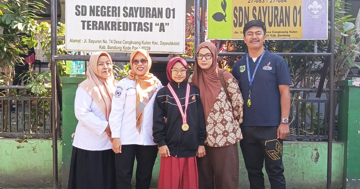 Zivana Haifa Zahra (tengah) atlet siswa SDN Sayuran 01 Dayeuhkolot Kabupaten Bandung berfoto bersama kepala SDN Sayuran 01, Ratri Nurhayati, S.S., S.Pd.M.M.Pd., (kedua dari kiri) dan Ibunda Zivana, Hafidza Wardhati (keempat dari kiri) bersama kedua guru. (Foto Sopandi).