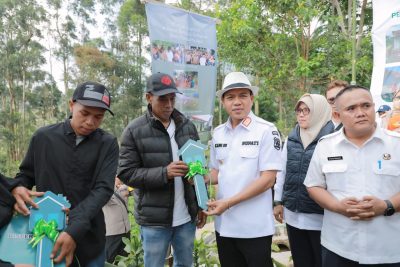 Bupati Hadiahkan Rumah Baru untuk Keluarga Ato dan Desi Korban Terdampak Longsor Pangalengan