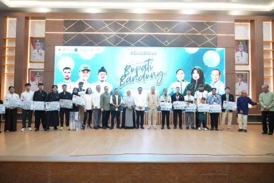 Bupati Bandung Beri Uang “Kadeudeuh” bagi Atlet dan Pelatih Peraih Medali FORNAS VIII NTB 2025