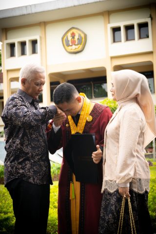 Waktu Usia 10 Tahun Manggung di UNPAD Dalang Khanha Ade Kosasih Sunarya Giri Harja 2 Raih Sarjana di UNPAD