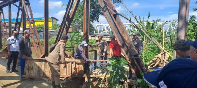 Tim Gabungan Bongkar Bangunan Liar di Sempadan Citarum Dayeuhkolot