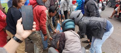 Pohon Lapuk Patah Timpa Seorang Pengendara Speda Motor di Jalan Raya Katapang-Soreang