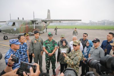 Gunakan Pesawat Casa 212 Milik TNI AU Jutaan Bibit Pohon Ditebar dari Udara