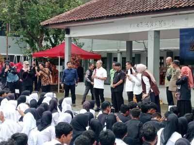 Menko Zulhas dan Bupati Bandung Sosialisasikan Program MBG ke Siswa SMA/SMK