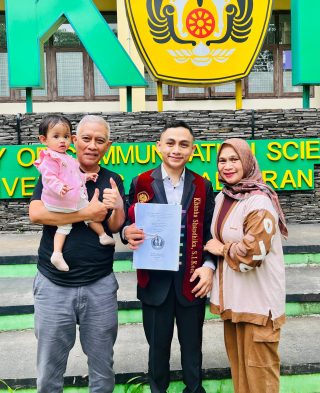 Kelar S1 di UNPAD Dalang Khanha Ingin Terus Lestarikan dan Kembangkan Wayang Golek