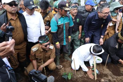 Bupati Bandung Sudah Siapkan 5,2 Juta Biji Benih Buah-buahan untuk Ditebar dari Udara