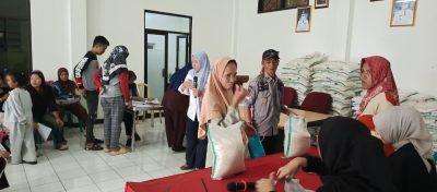 Inginnya Perbaikan Jalan Supaya Tidak Banjir, Kata Sriwidayanti Saat Terima Bantuan Beras di Desa Cangkuang Kulon