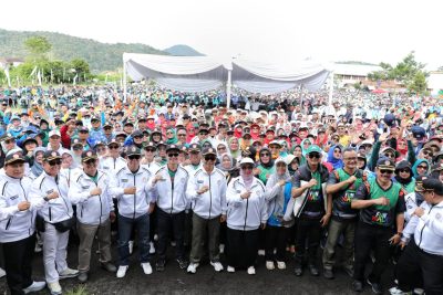 HUT ke-80 PGRI. Ribuan Guru Ikuti Fun Walk di Kawasan Wisata Kamojang