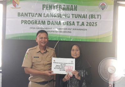 Hari Ini Puluhan Warga Desa Gajahmekar Kutawaringin Terima BLT Dana Desa