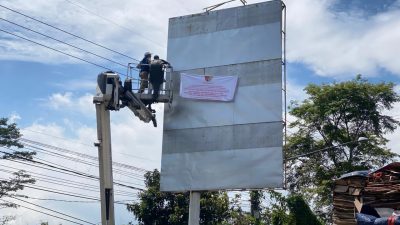 Satpol PP Kabupaten Bandung Bongkar Reklame Tak Berizin