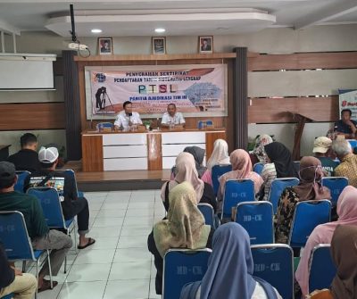 BPN Kabupaten Bandung Serahkan 200 Sertifikat Elektronik gratis Kepada Warga Desa Cileunyi Kulon