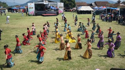 Hajat Huluwotan Warnai Pagelaran Seni Budaya Daerah Kabupaten Bandung di Desa Mekarsari Pasirjambu