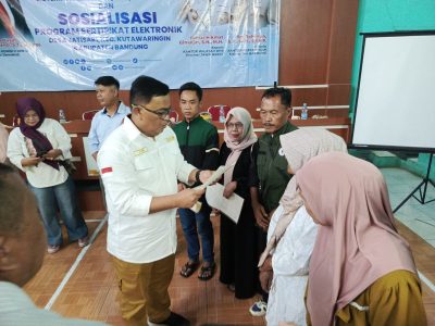 Kakan ATR/BPN Kabupatan Bandung dan WK Ketua Komisi II DPR RI Dede Yusuf Serahkan Ratusan Sertifikat kepada Warga Desa Jatisari