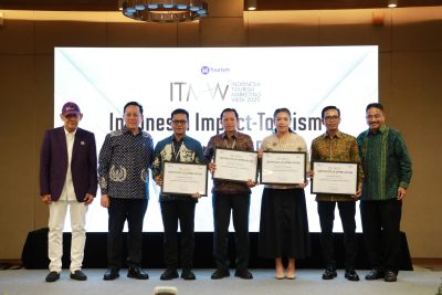 Pemkab Bandung Raih Penghargaan Indonesia People-Centric Regency pada Indonesia Tourism Marketing Week 2025