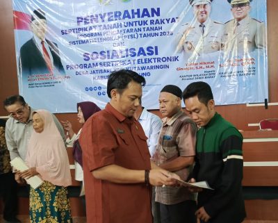 WK III DPRD Kabupaten Bandung Akhiri Hailuki Dampingi WK Komisi II DPR RI Dede Yusuf Serahkan Sertifikat PTSL pada Warga Desa Jatisari