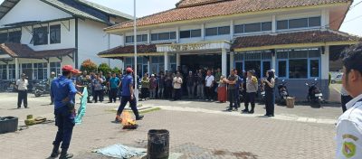 Puluhan Warga Desa Cangkuang Kulon Dayeuhlolot Ikuti Pelatihan Cegah Kebakaran