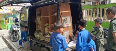 Operator Torca Perpustakaan Keliling Margahayu. Yuda Nadatra Penuhi Jadwal di SDN Sukamenak